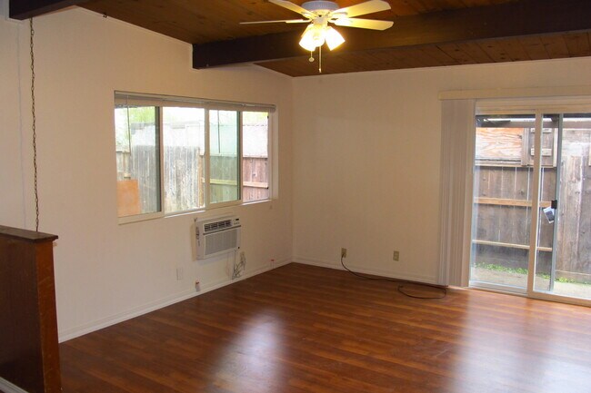 Building Photo - 993-995Butte