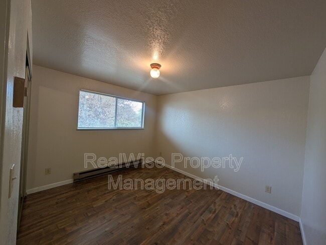 Building Photo - 84 SE Grape Ave