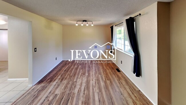 Building Photo - $900 Rent Credit | 3-bedroom single-family home near Randall Park with access to schools, shoppin...