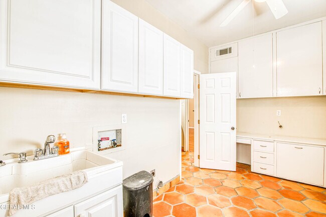 Building Photo - 1701 Elm St