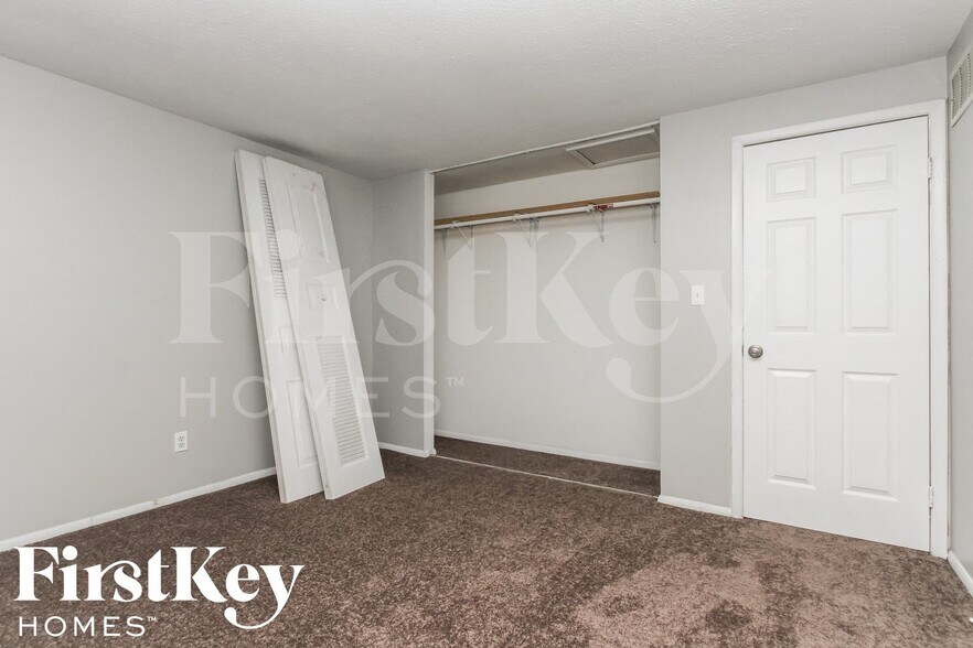 Building Photo - 2530 Fairhaven Dr