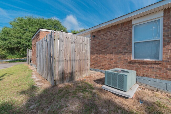 Building Photo - $950 - Updated 2 Bed/1 Bath Duplex With Stainless Steel Appliances!