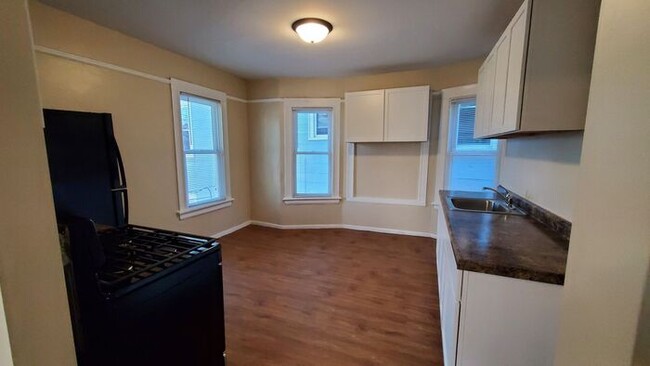 Building Photo - Newly Remodeled 4 Bedroom 3 story 1800 Sq ...