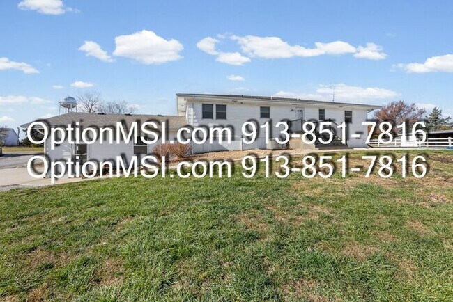 Building Photo - Country Charm Just Minutes From Lawrence!