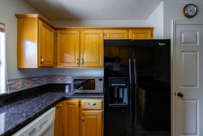 Building Photo - Spacious Stand Alone Home