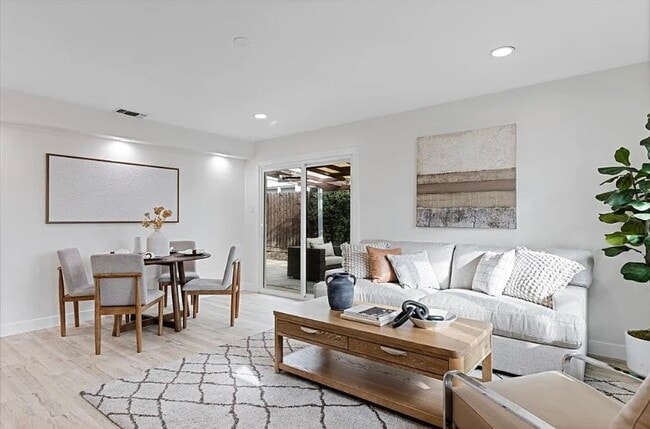 Building Photo - FOR RENT