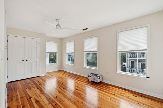 Building Photo - Downtown Charleston Waterfront Townhouse