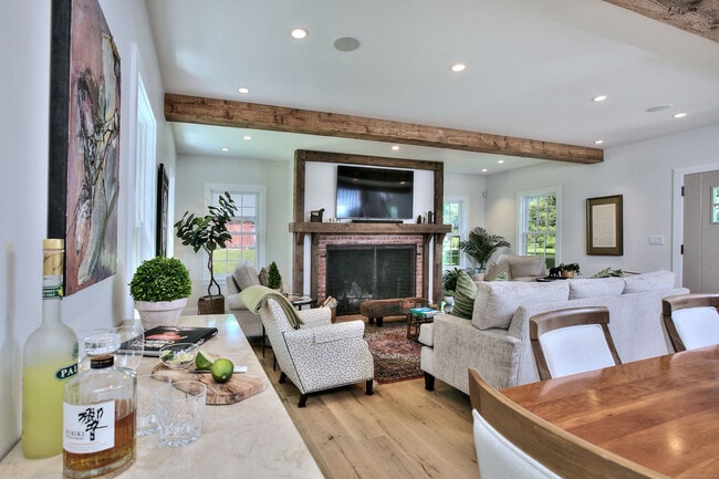 Building Photo - 55 Kings Hwy N