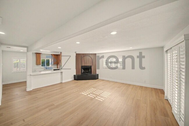Building Photo - Unit