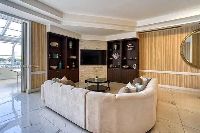 Building Photo - 6917 Collins Ave