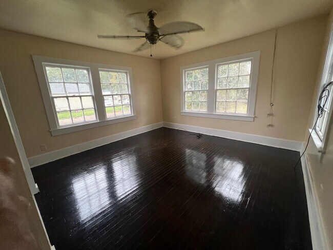 Building Photo - 3-bedroom, 1-bath home available in Opelousas