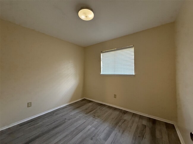 Building Photo - 10119 Leawood Blvd