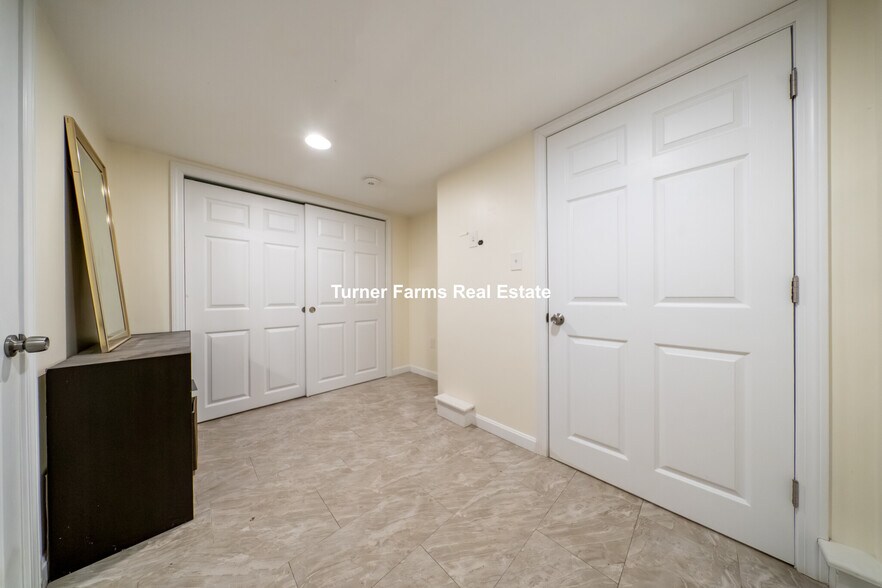 Building Photo - 124 Forest St