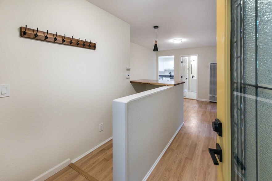 Building Photo - 504 Eden Ave