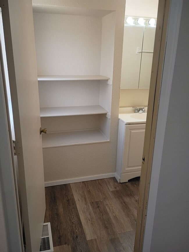 Building Photo - NE Spokane 2 bedroom apartment (Fresh paint and flooring)