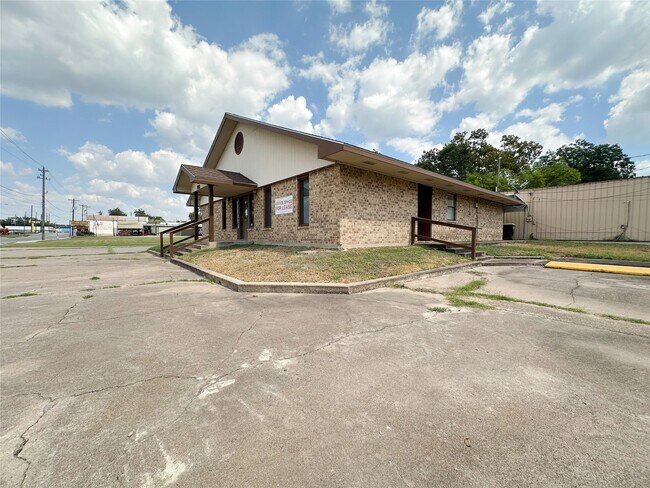 Building Photo - 702 N Richmond Rd