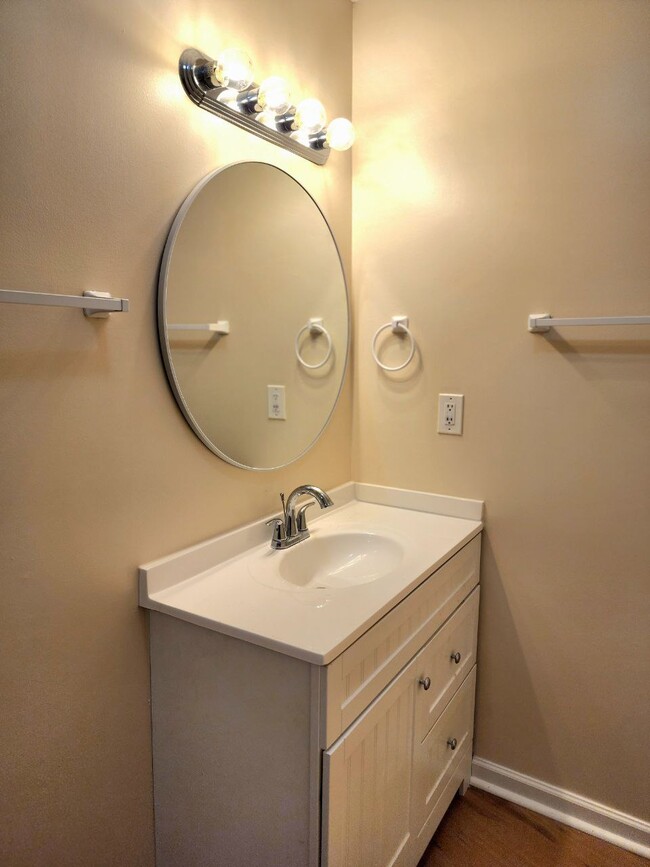 Vanity top and bueaty mirror - 304 Myrick Dr