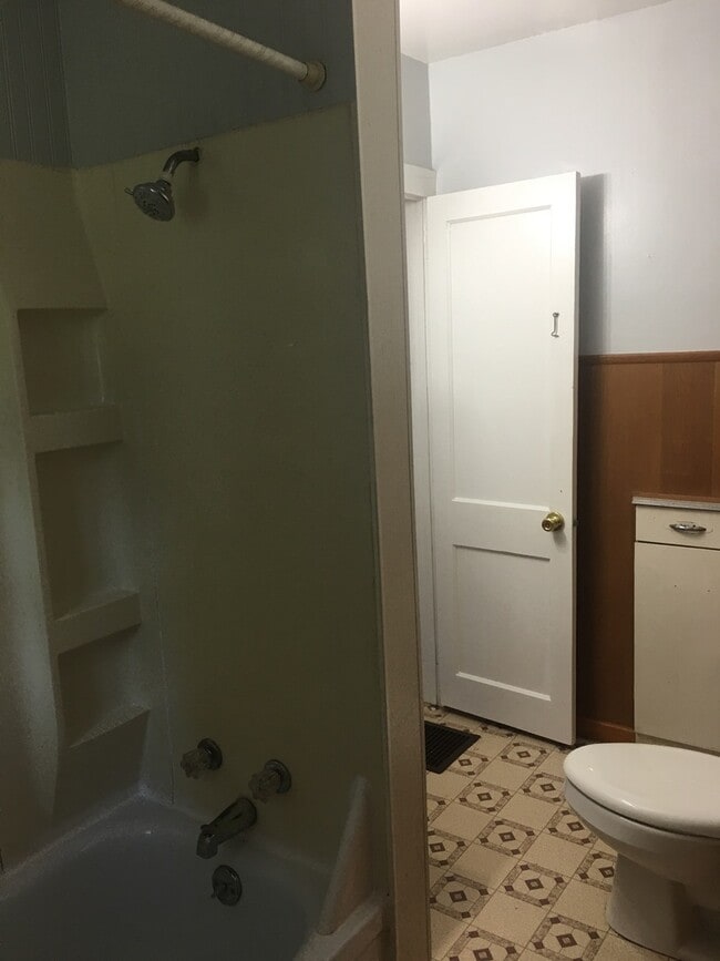 Building Photo - Older 2 bedroom house with a large yard