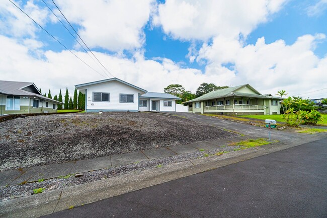 Building Photo - Available in Hilo - 3bd/2ba Home