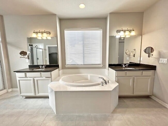 Building Photo - 5 Bedroom Home Close to Downtown Monument!!