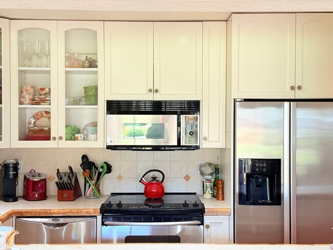 Building Photo - Charming Fully Furnished 1-Bedroom Condo with Pool Access in Carpinteria