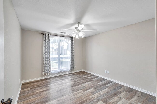 Building Photo - 3 Bed 2 Bath Home Ready To Rent ASAP!