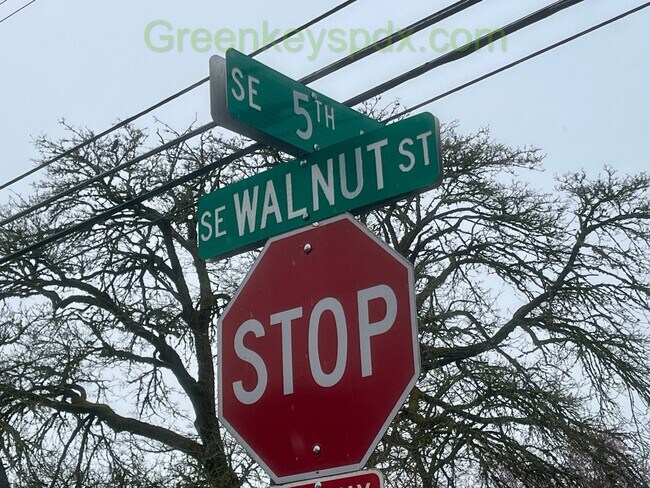 Building Photo - 2-Bedroom, 1-Bathroom Unit Available in Multiplex Near Downtown Hillsboro