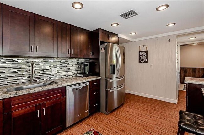 Building Photo - 625 Oaks Dr