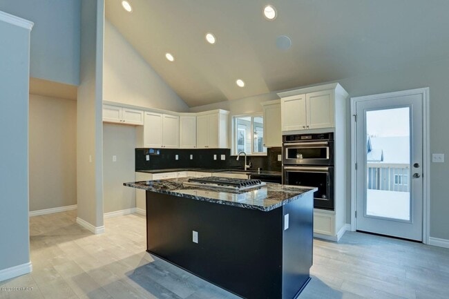 Building Photo - Live in luxury and style in this new, modern 4 bedroom home with upgraded everything, mountain vi...