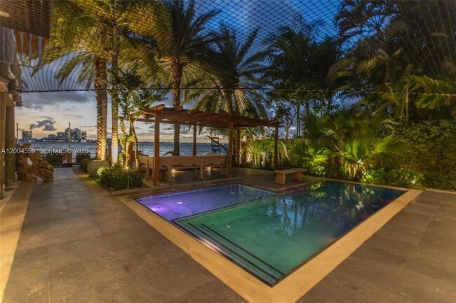 Building Photo - 2440 N Shore Terrace