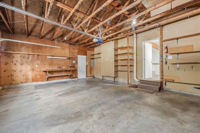 Building Photo - Emerald Estates 4 bed 2 bath with fenced yard