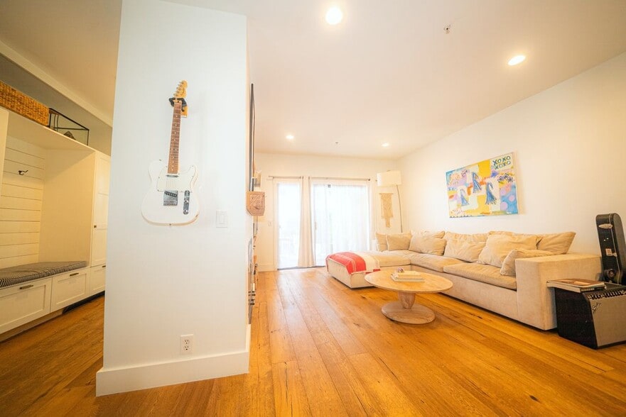 Building Photo - 4527 Carpinteria Ave