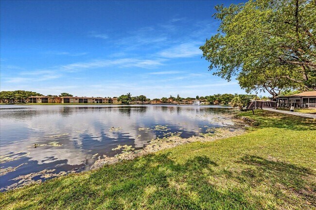 Building Photo - 412 Briarwood Cir