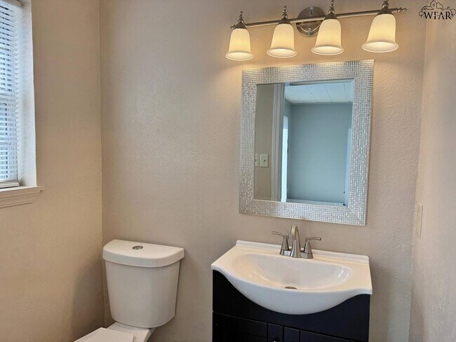 Building Photo - 1408 Normandy Dr