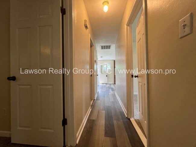 Building Photo - Cozy and Clean on a Cul De Sac-Move In Ready!