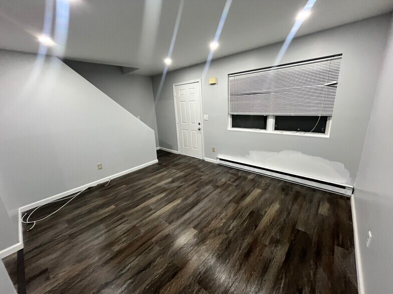 Building Photo - 11 Limerick Dr E