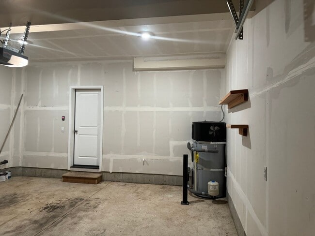 Building Photo - 4 bedroom 2.5 bathroom almost-new house in...