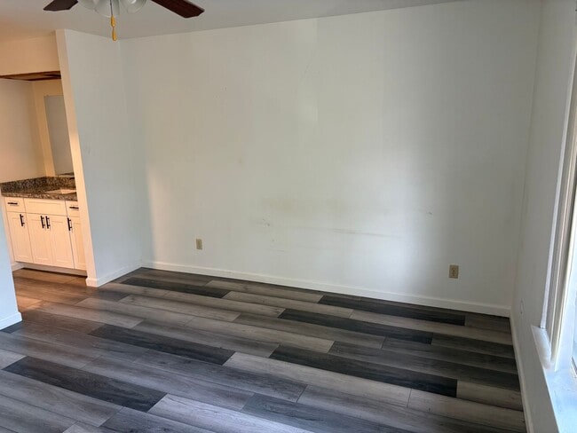 Building Photo - Recently remodeled Condo close to College