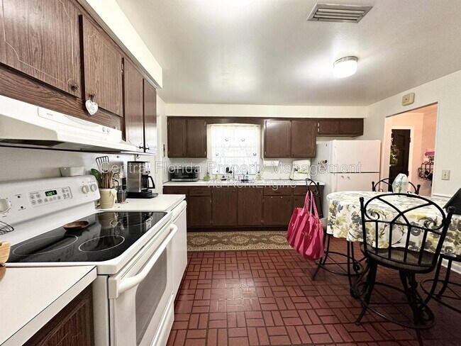 Building Photo - 3137 Thistlehill Dr