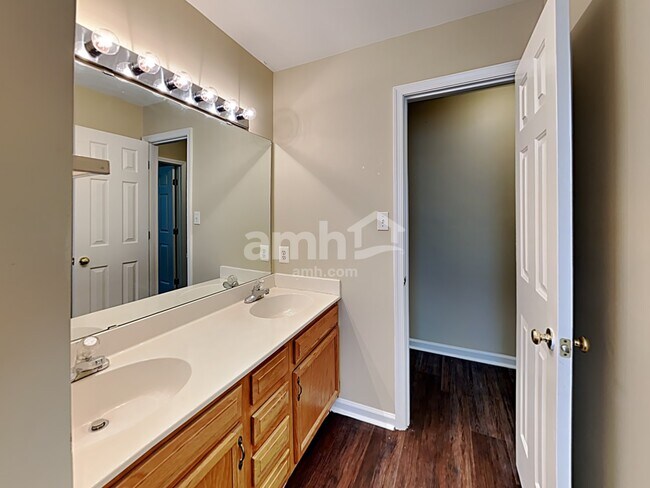 Building Photo - 601 Shiretown Ln