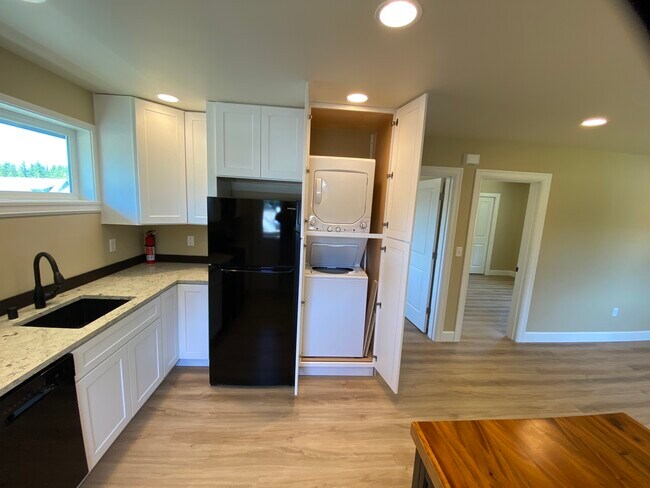 Convenient Washer & Dryer - 1704 Eagles Nest Pl SE