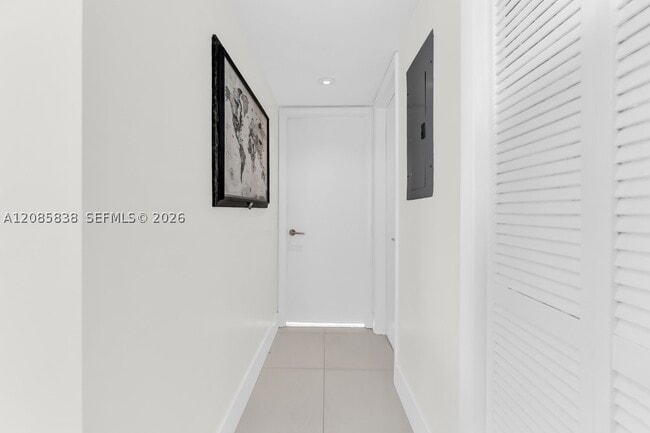Building Photo - 1600 S Bayshore Ln