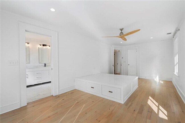 Building Photo - 2512 Brookwood Dr NE