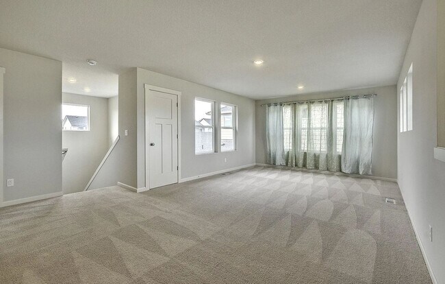 Building Photo - Discover the Charm of This Elegant North P...
