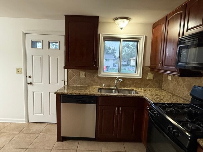 Building Photo - 728 Boxwood Dr