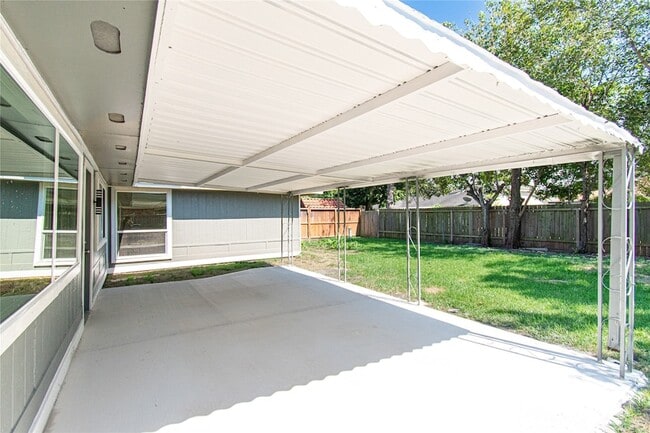 Building Photo - 15707 Amapola Dr