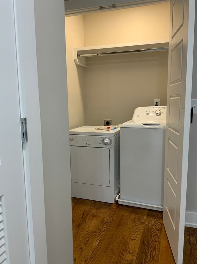 Building Photo - charming 3 bedroom, 3 bathroom home locate...