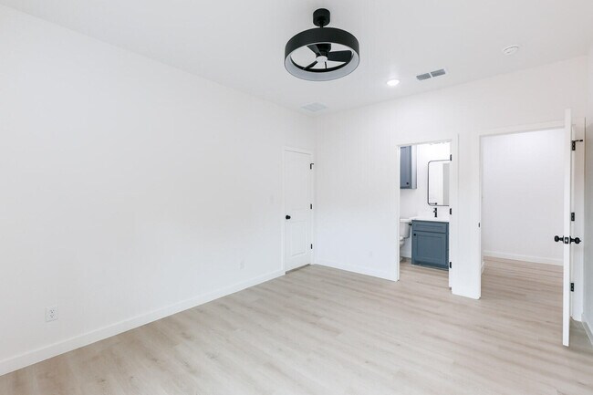 Building Photo - 1704 Elkhart Ave