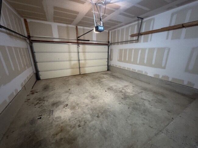 Building Photo - Three bed two bath two car garage in Cotto...