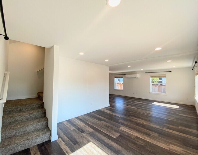 Building Photo - Vintage University Place Four Bedroom